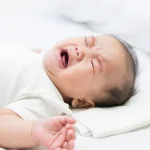 新生兒喝奶後躁動