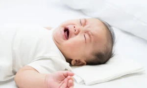 新生兒喝奶後躁動