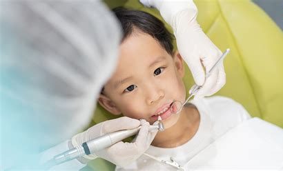 寶寶牙齒長歪:乳牙檢查 兒童牙科診所場景