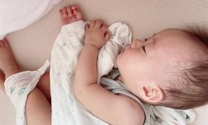 一歲寶寶睡覺頭流汗 新手媽媽夜間照護實景