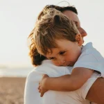 哪些父母適合生一個馬寶寶?2026馬寶寶旺父母與運勢全面解析 boy hugging woman during daytime