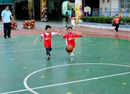 幼兒園球類遊戲 小朋友們一起玩球的快樂場景