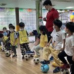 30種幼兒球類遊戲推薦 - 在家和幼兒園都能玩的幼兒球類遊戲玩法指南 幼兒球類遊戲 媽媽和孩子在家玩球的快樂場景