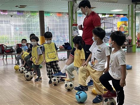 幼兒球類遊戲 媽媽和孩子在家玩球的快樂場景